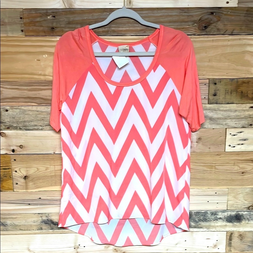 Daytrip size Medium Coral & White Chevron Pattern Short Sleeve Blouse 2/$30